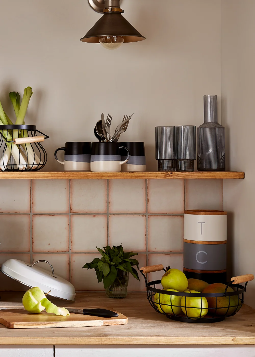 Black Wire Egg Basket Image 2