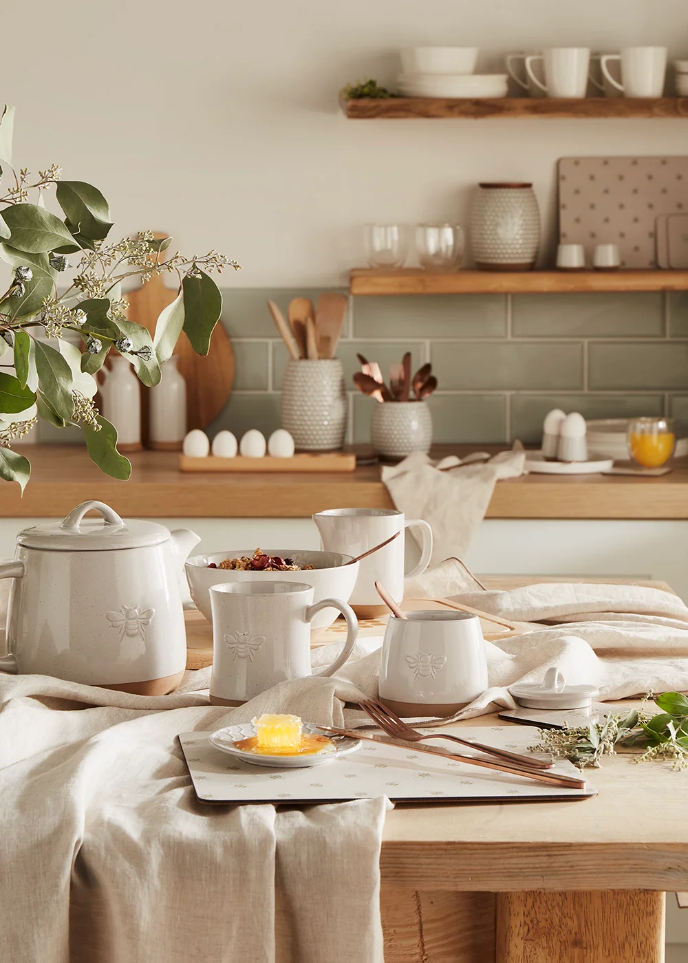 White Bee Cereal Bowl (15.5cm x 7cm) Image 3