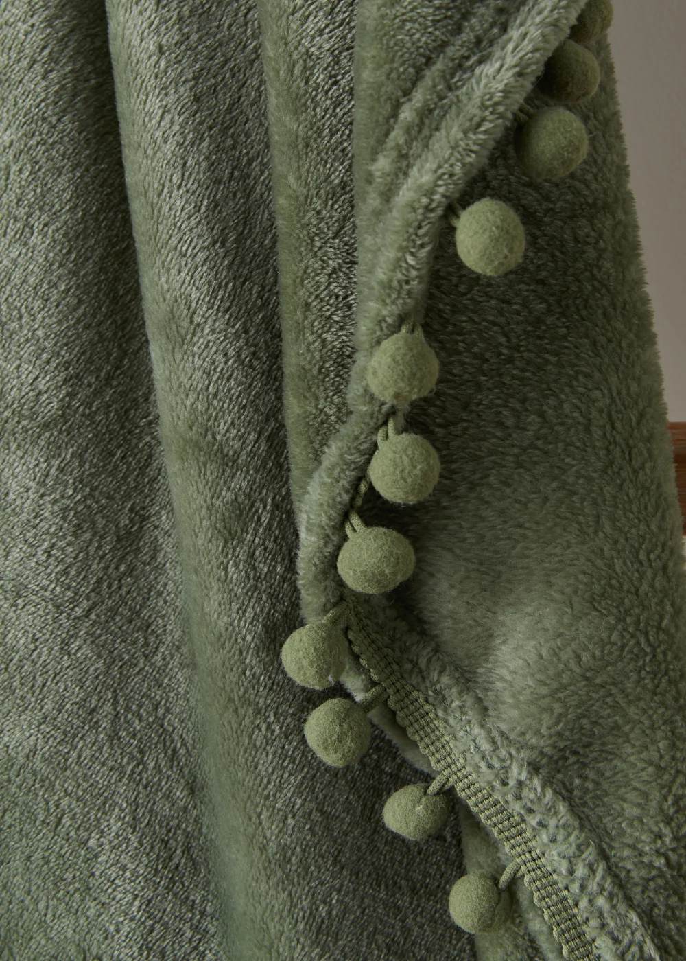 Green Pom Pom Fleece Throw (130cm x 150cm) Image 2