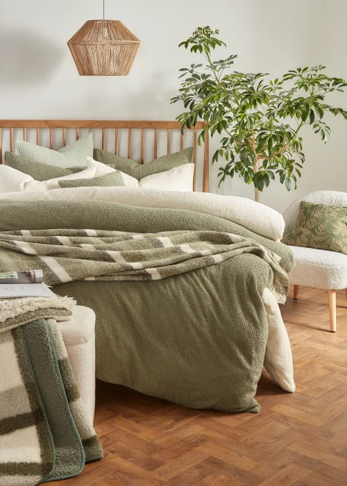 Green Check Sherpa Fleece Throw (150cm x 180cm) Image 3