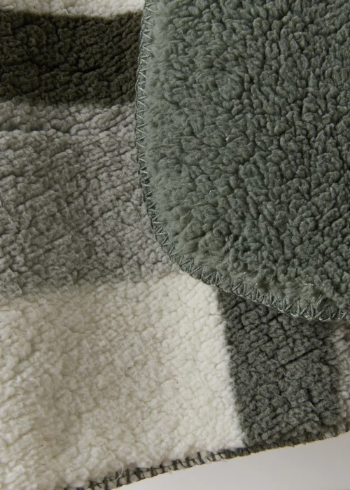 Green Check Sherpa Fleece Throw (150cm x 180cm) Image 2