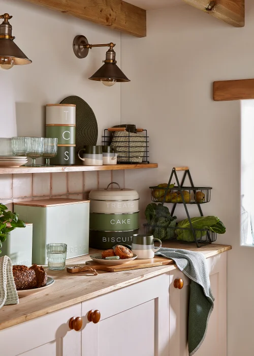 Green Metal Lidded Biscuit Tin (14cm x 16.5cm) Image 2