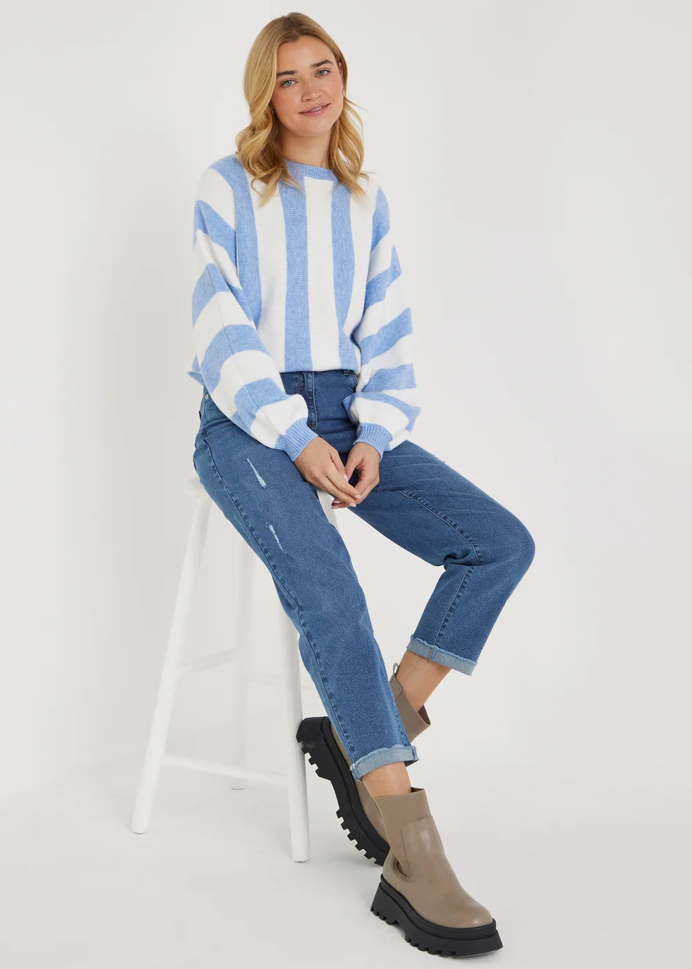 Ava Mid Wash Ripped Mom Jeans - Size 08 29 leg Image 2