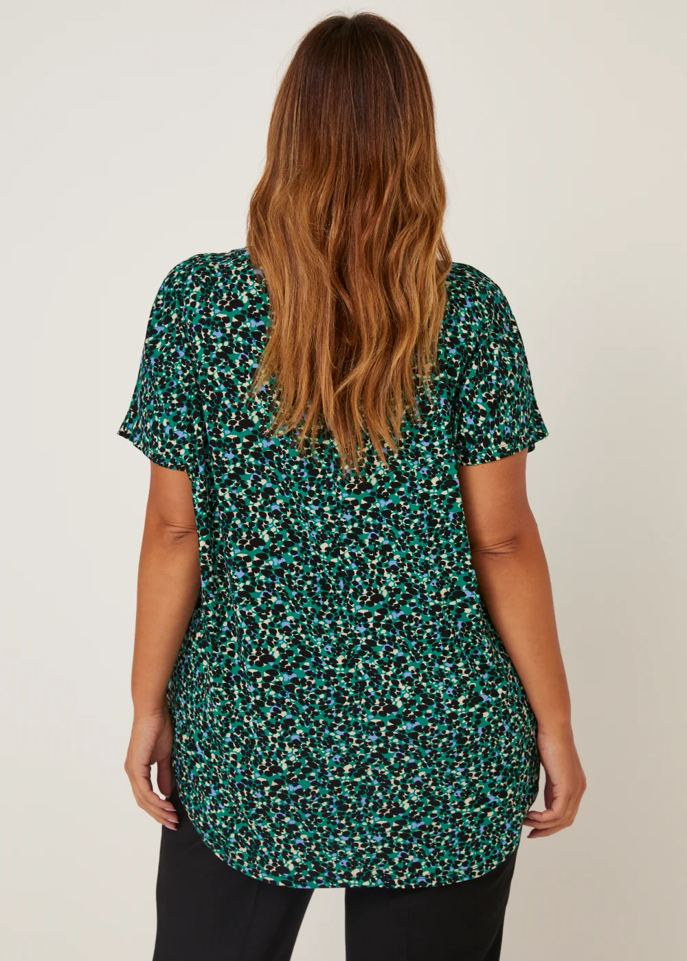 Papaya Curve Green Metal Trim V-Neck Top - Size 18 Image 4