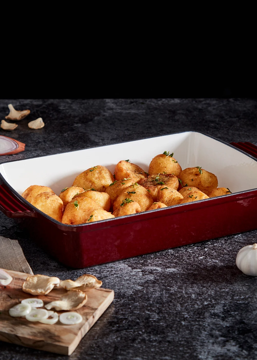 Barbary & Oak Red Cast Iron Roaster (39cm) Image 3