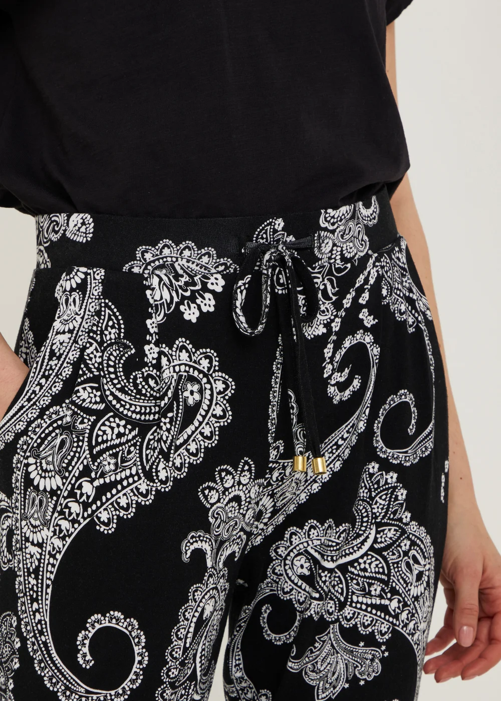 Papaya Petite Black Paisley Print Harem Leggings - Size 6 Image 2