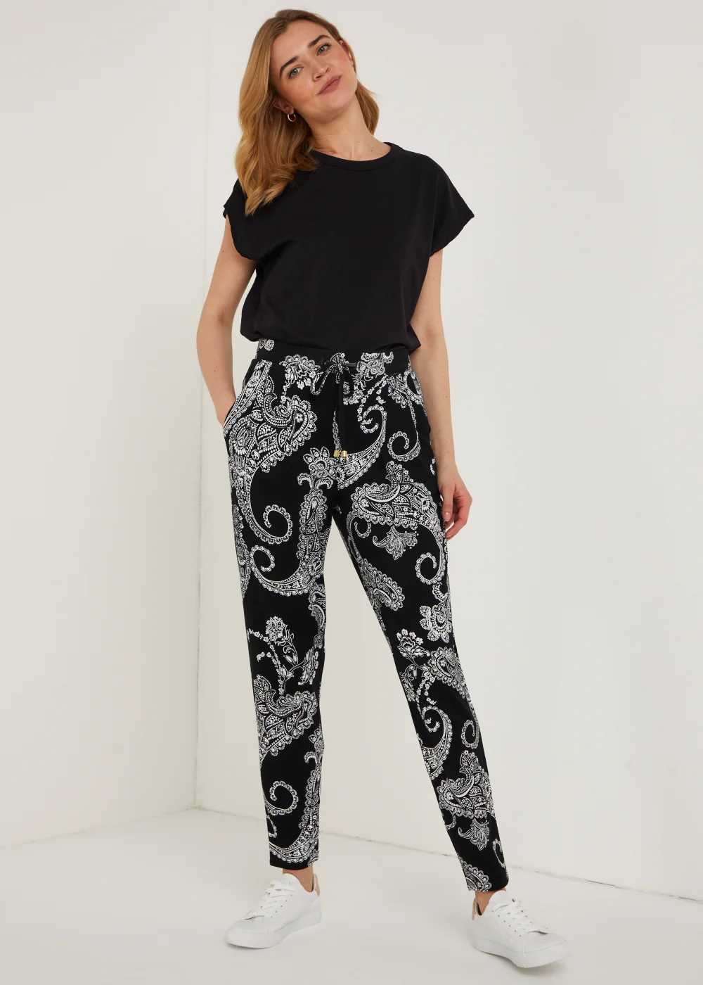 Papaya Petite Black Paisley Print Harem Leggings - Size 6 Image 4