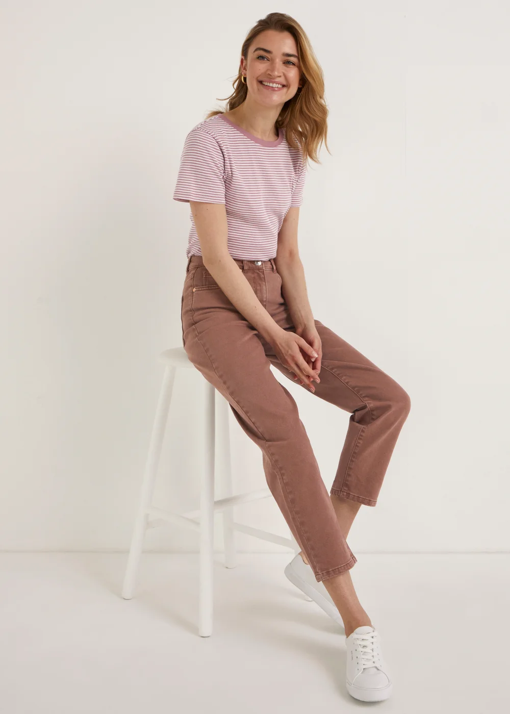 Ava Brown Mom Jeans - Size 08 29 leg Image 4