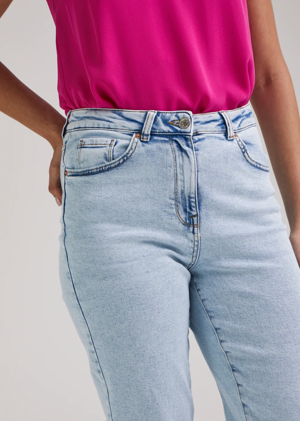 Ava Bleach Wash Mom Jeans (Long Length) - 8/L33 Image 3