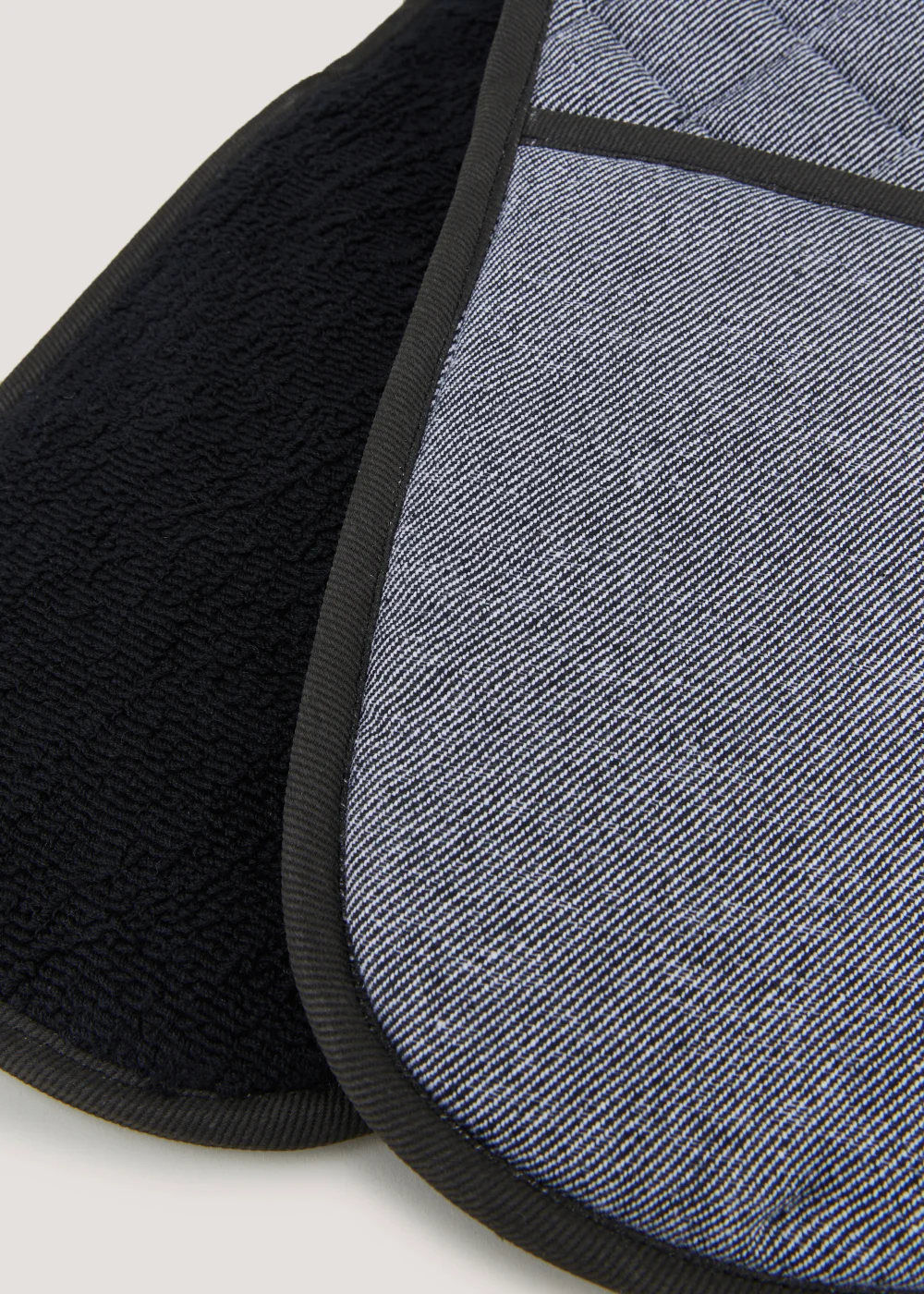 Black Pro Textiles Oven Gloves (91.5cm x 19cm) Image 2