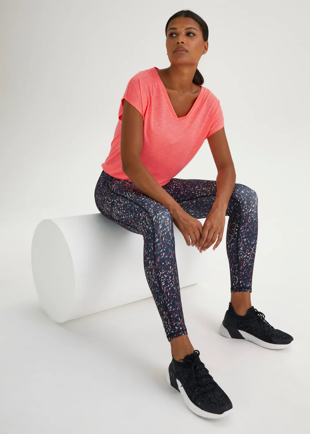 Souluxe Coral V-Neck Textured Sports T-Shirt - Small Image 4