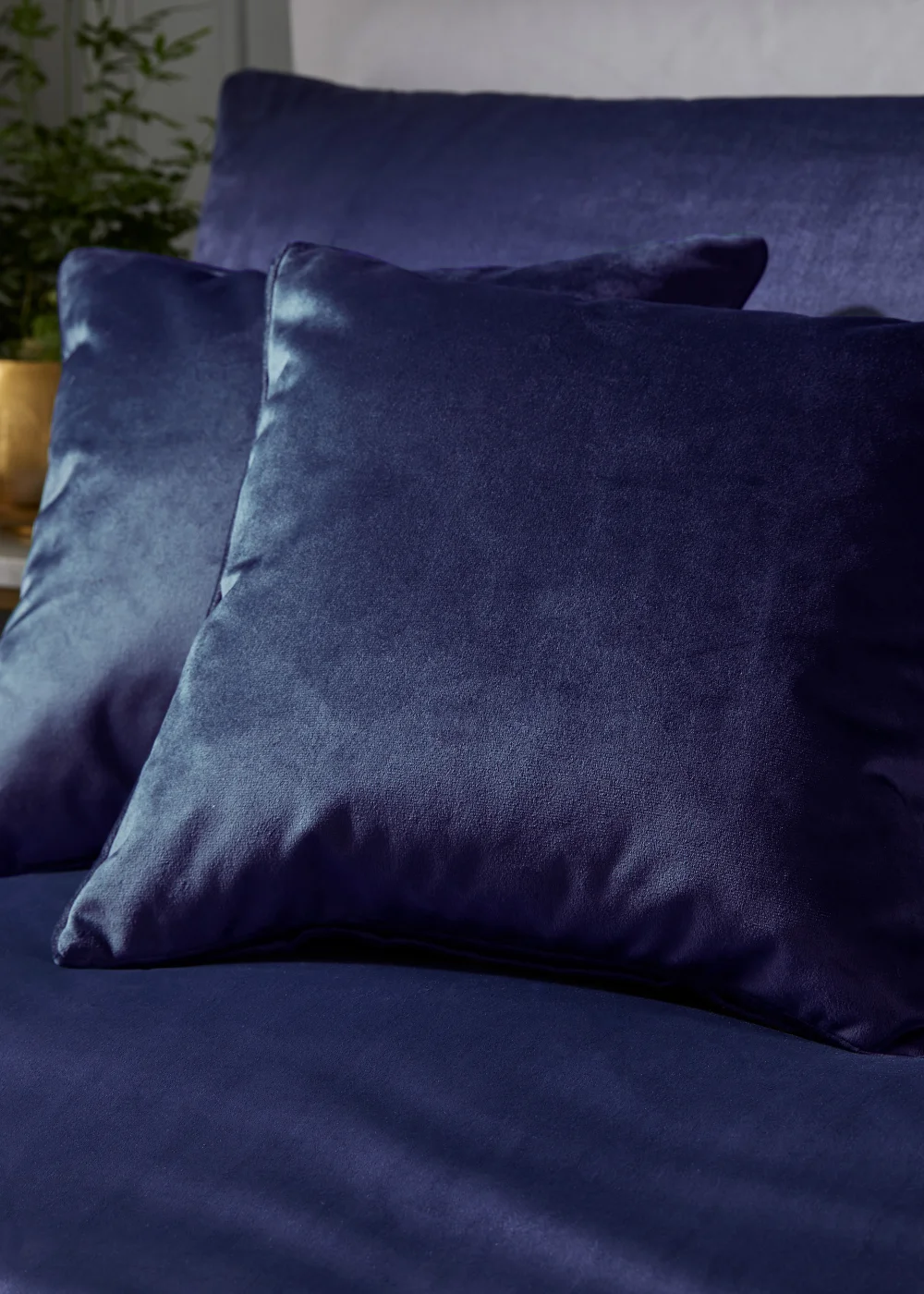 Laurence Llewelyn-Bowen Montrose Velvet Cushion (43cm x 43cm) - One Size Image 3