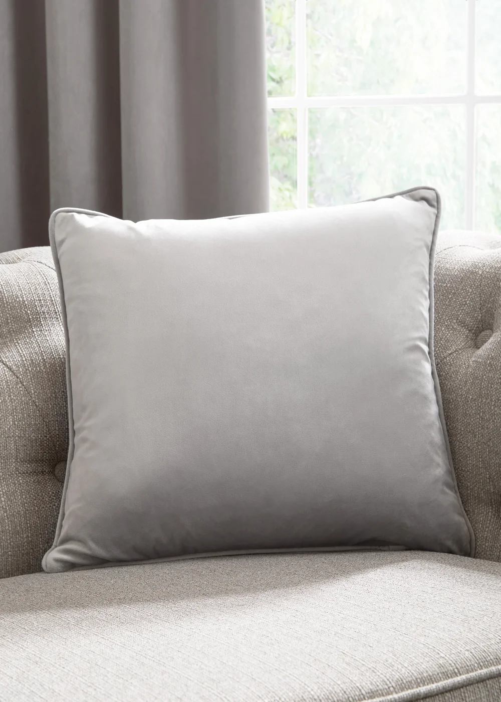 Laurence Llewelyn-Bowen Montrose Velvet Cushion (43cm x 43cm) - One Size Image 1