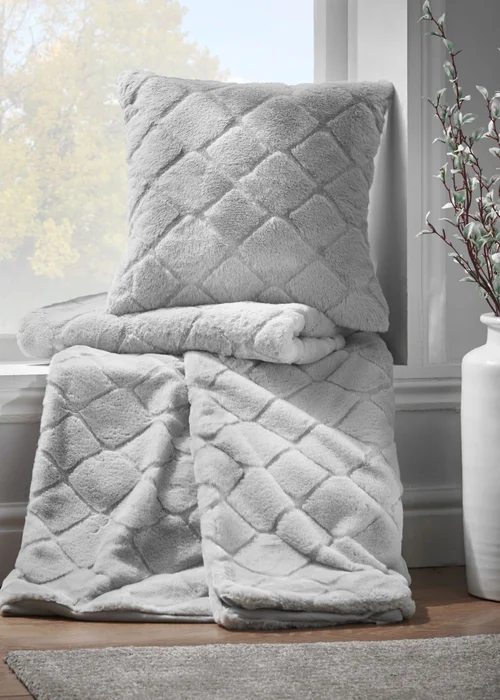 Catherine Lansfield Cosy Diamond Faux Fur Soft 130x170cm Blanket Throw Silver Grey - One Size Image 2