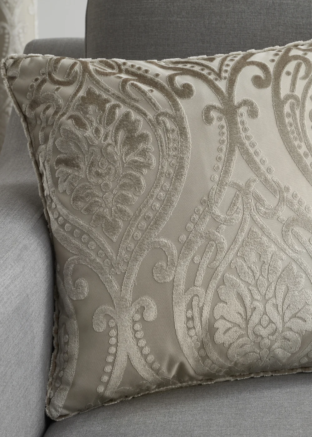 Curtina Chateau Jacquard Filled Cushion (43cm x 43cm) - One Size Image 1