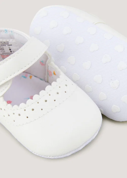 White Scallop Mary Jane Soft Sole Baby Shoes (Newborn-18mths) - Age 0 - 3 Months Image 2