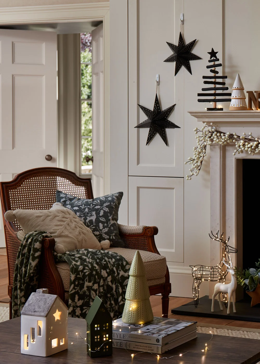 Green Medium House Lantern (8cm x 9cm x 18cm) Image 3