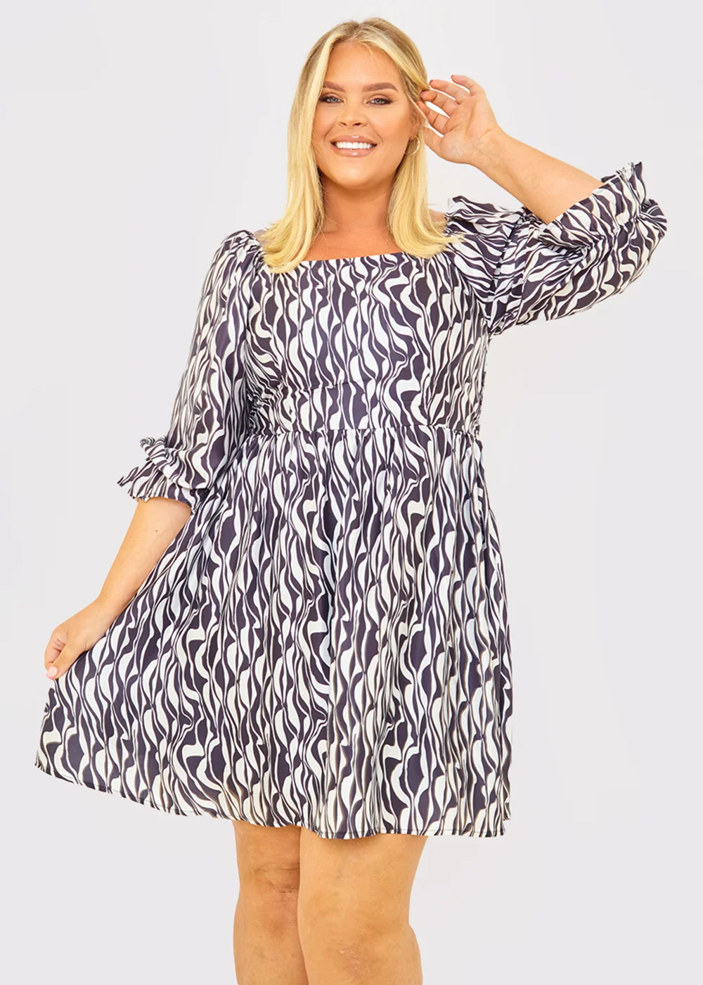 In the Style Jess Millichamp Black Abstract Print Shift Dress - 14 Image 2