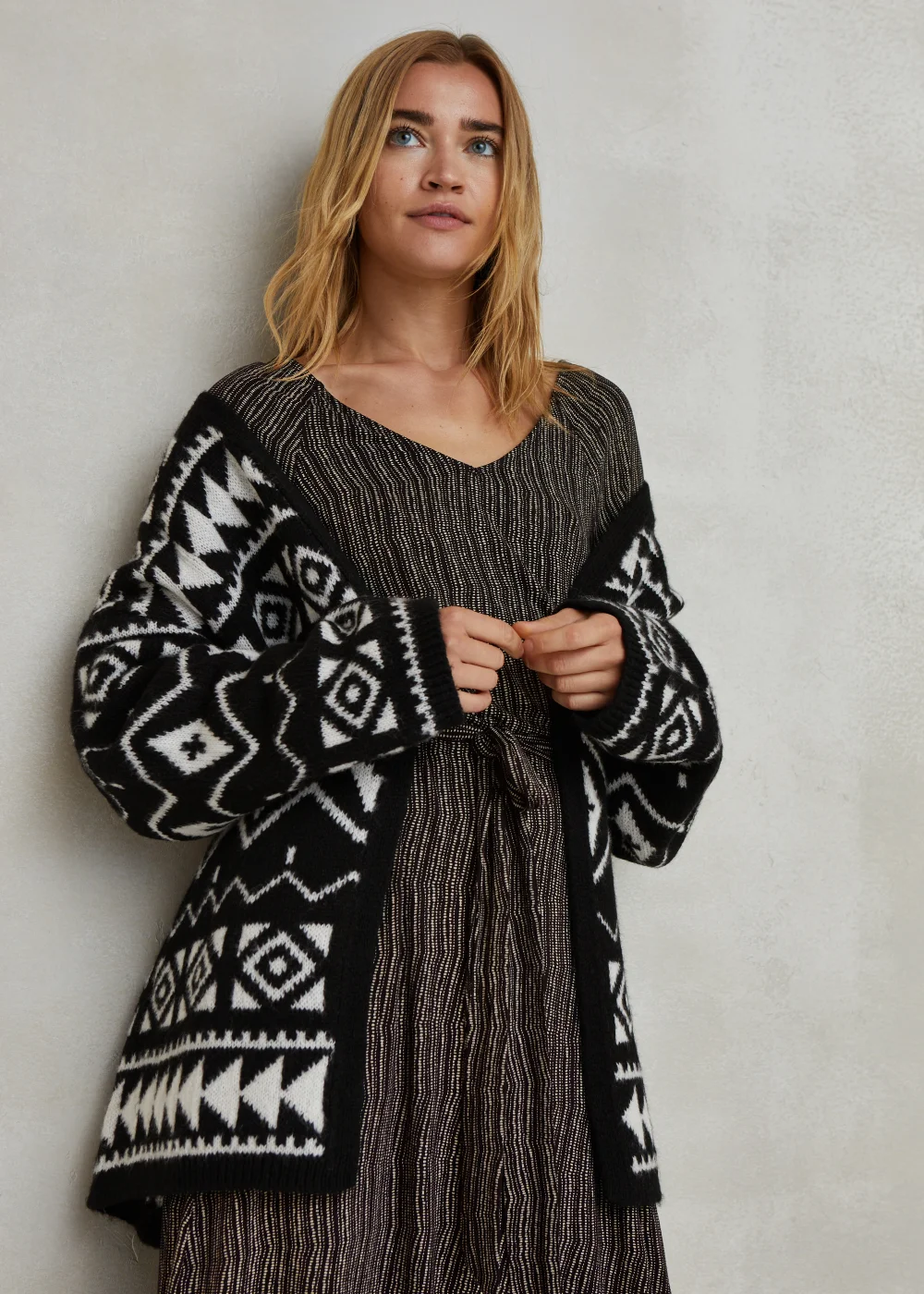 Monochrome Black V-Neck Raglan Sleeve Midi Dress - 8 Image 4