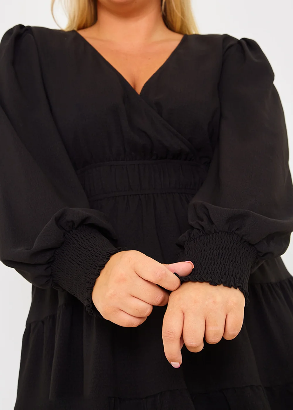In the Style Danielle Black Crinkle Plunge Mini Dress - 8 Image 8