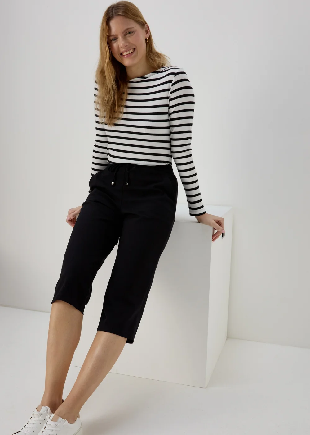 Black Cropped Trousers - 10 Image 1