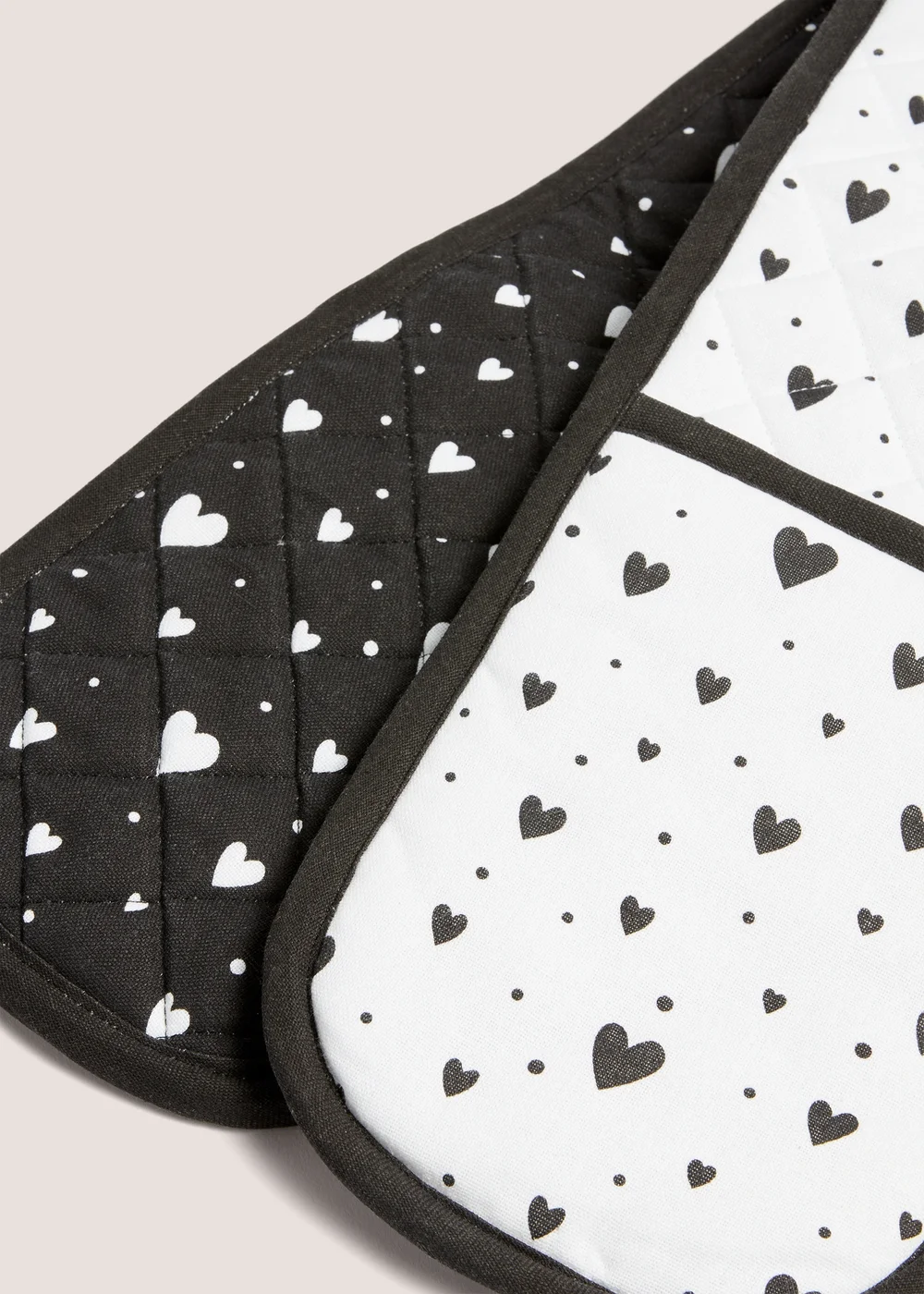 Black Heart Print Oven Gloves Image 2