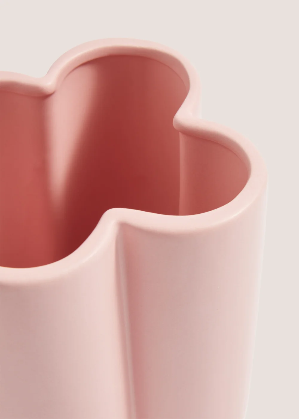 Pink Scallop Vase (15cm x 12cm) Image 2