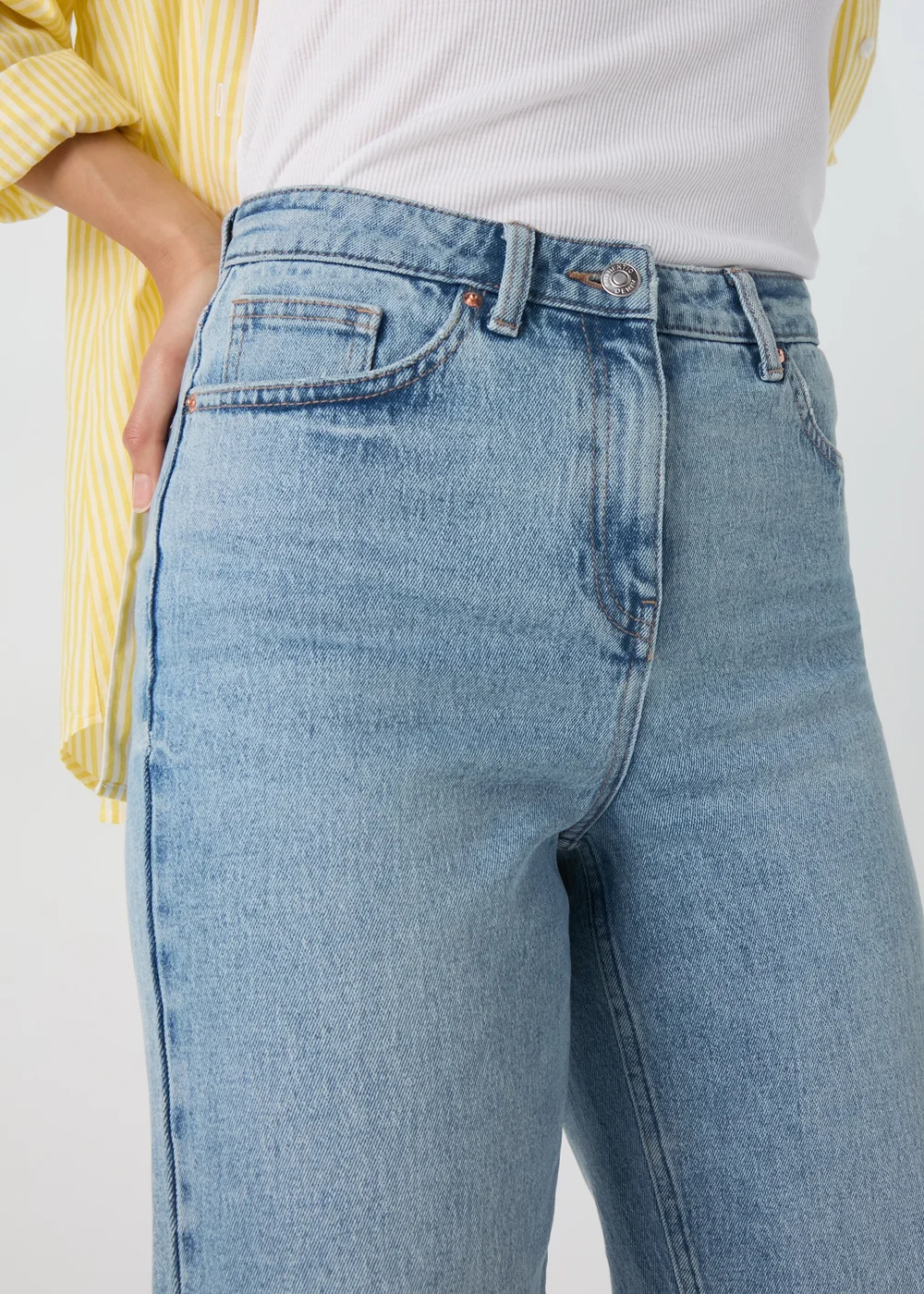 Light Wash Ava Mom Jeans - 8/L29 Image 3