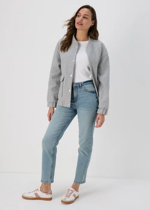 Light Wash Straight Fit Jeans - 8 Image 4