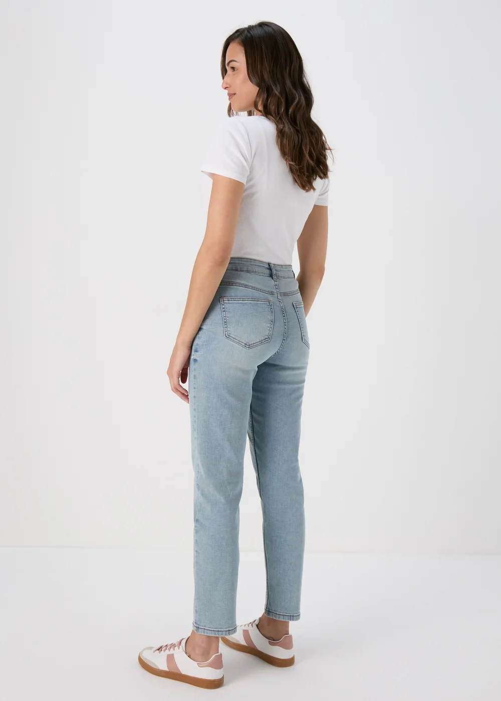 Light Wash Straight Fit Jeans - 8 Image 2