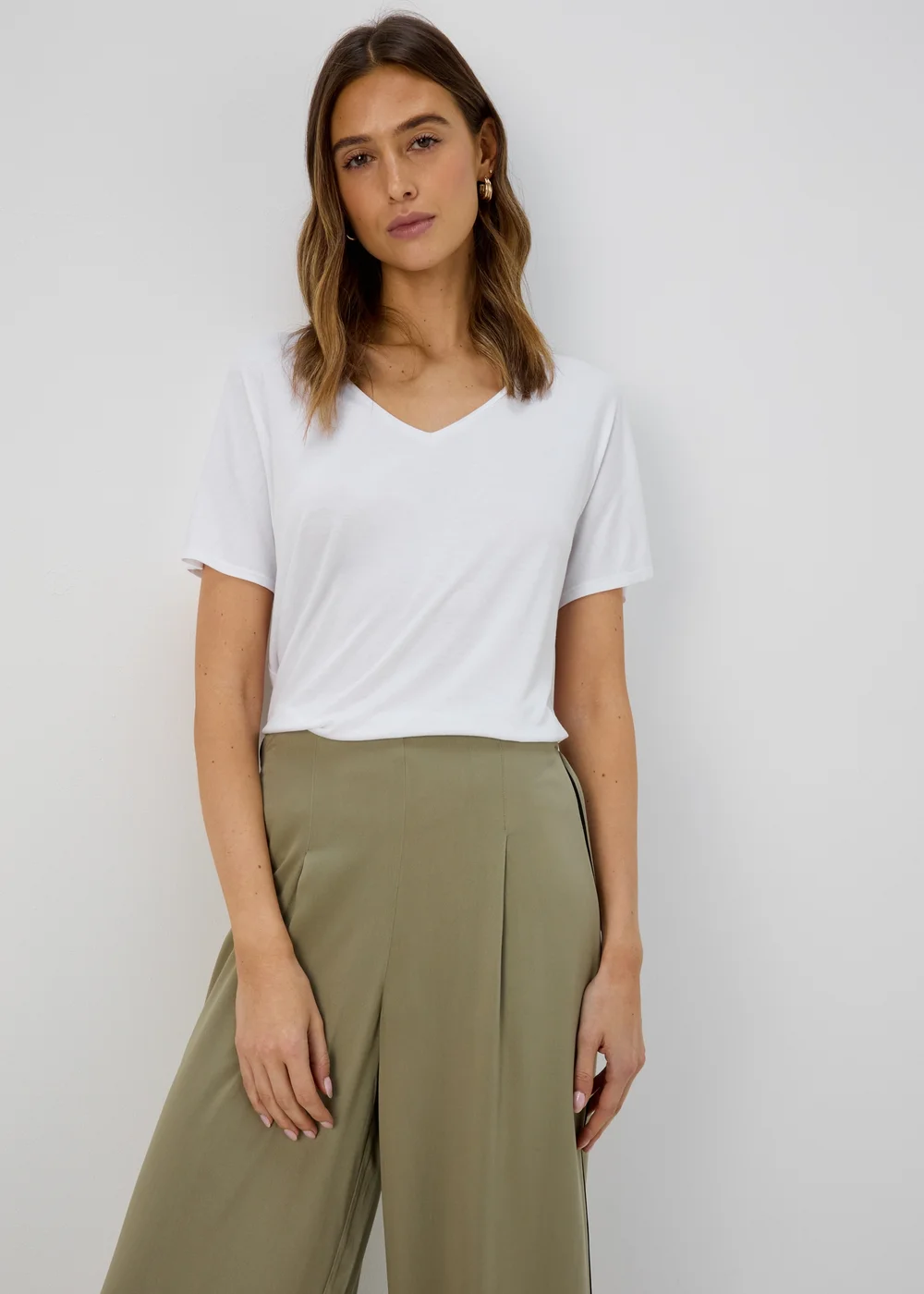 Et Vous White Classic V Neck T-Shirt - 8 Image 7