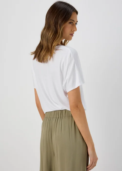 Et Vous White Classic V Neck T-Shirt - 8 Image 3