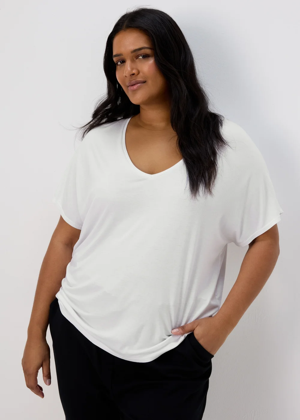Et Vous White Classic V Neck T-Shirt - 8 Image 2