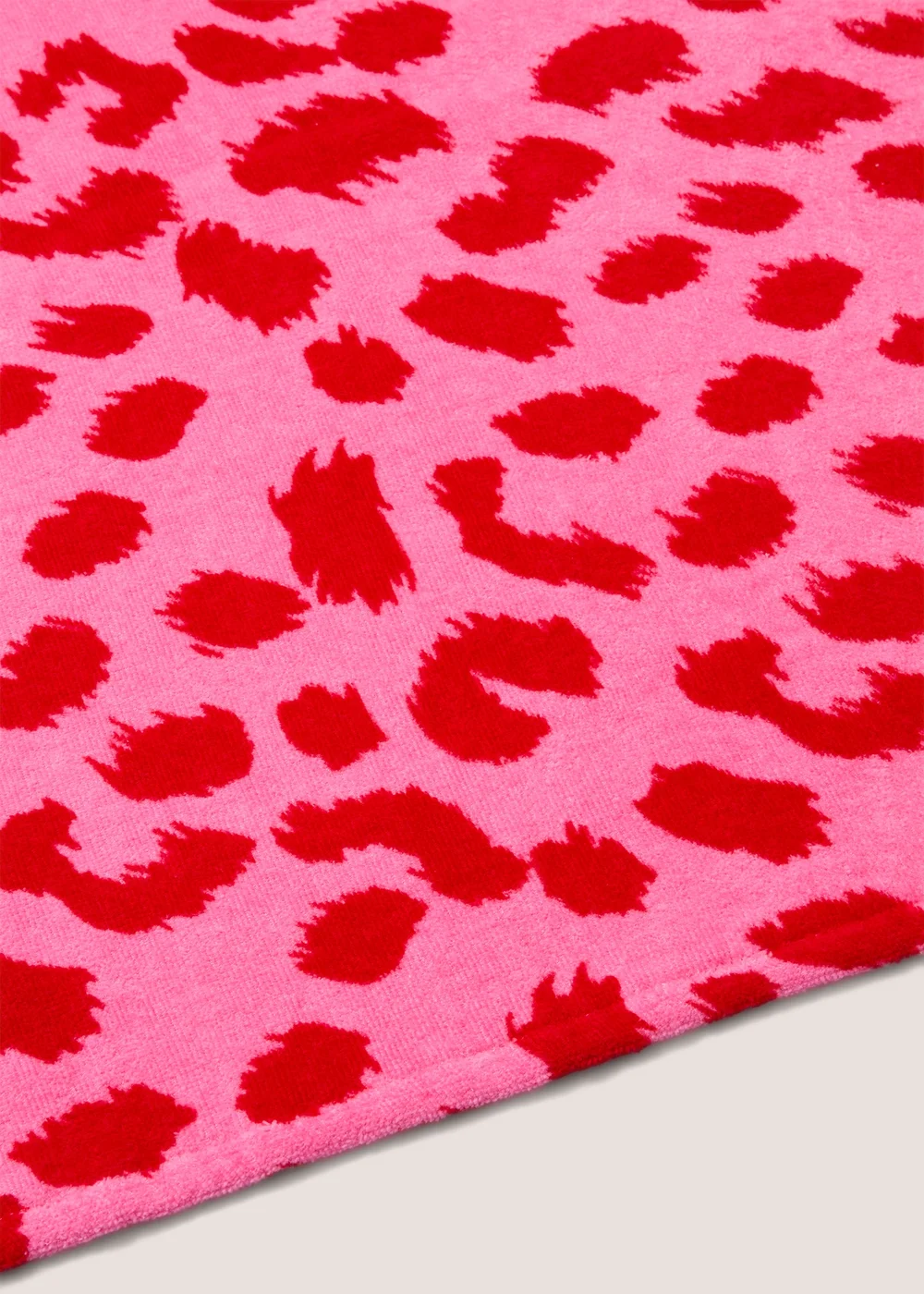 Pink Leopard Print Beach Towel (140cm x 70cm) Image 2