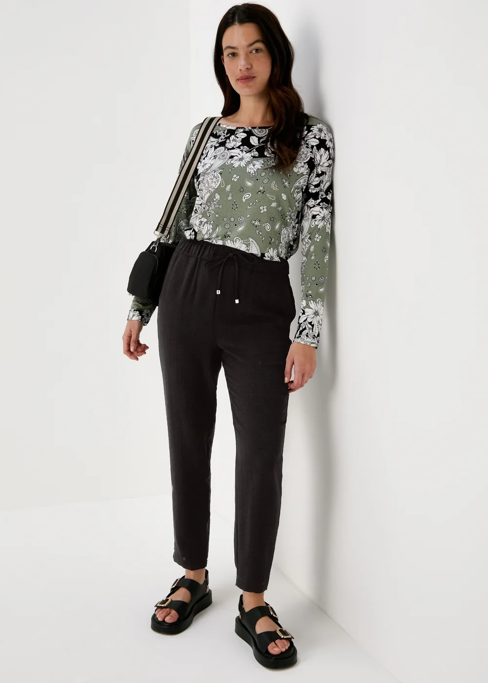 Black Light Weight Tapered Trousers - 8 Image 1