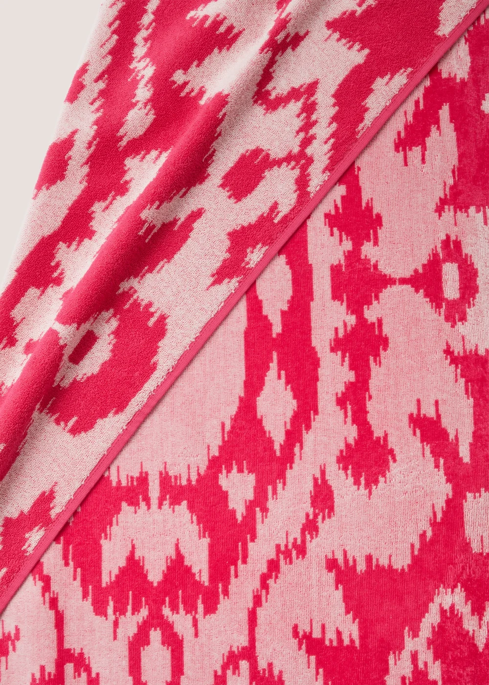 Pink Ikat Jacquard Beach Towel (80cm x 160cm) Image 2