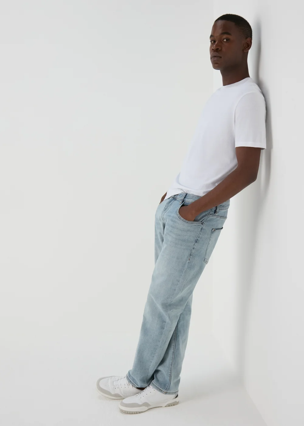 Light Wash Relaxed Fit Denim Jeans - 32 Waist Regular Image 4