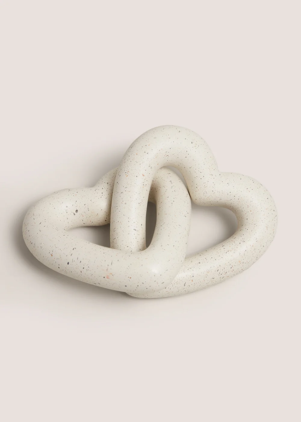 White Wood Heart Chain (25cm x 16.3cm x 16.3cm) Image 1