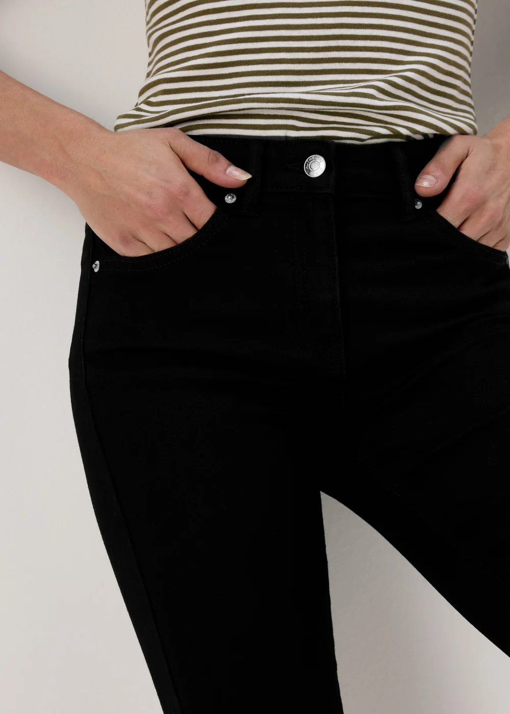 Black Knee Length Shorts - 8 Image 3
