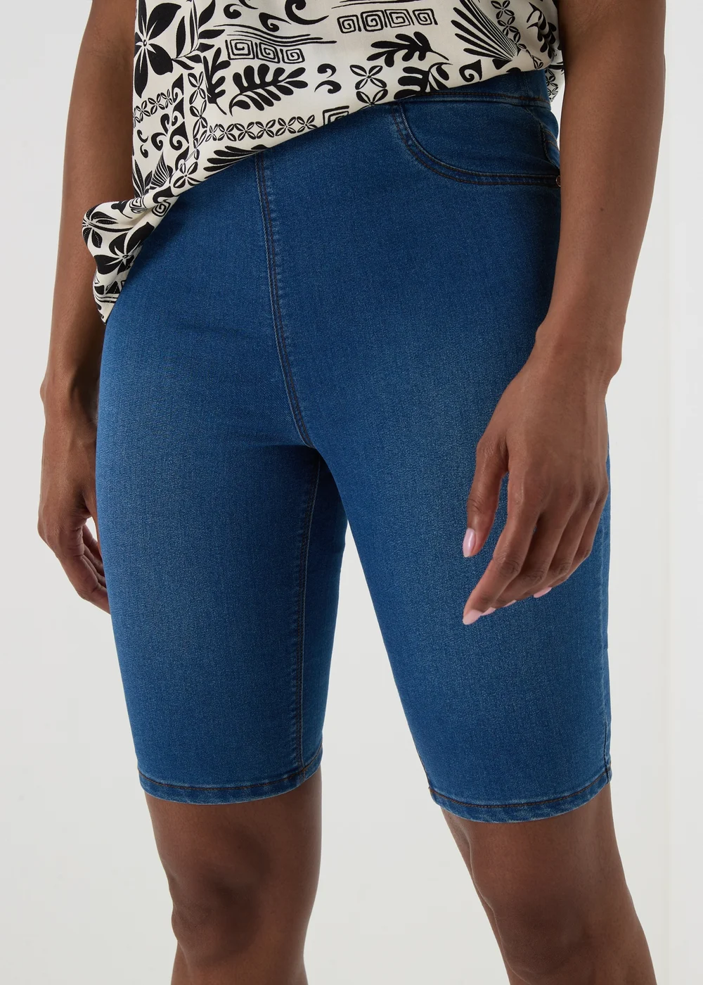 Mid Wash Rosie Knee Length Shorts - 8 Image 3