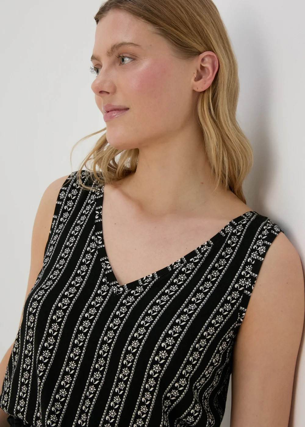 Black V Neck Geo Stripe Vest - 8 Image 3