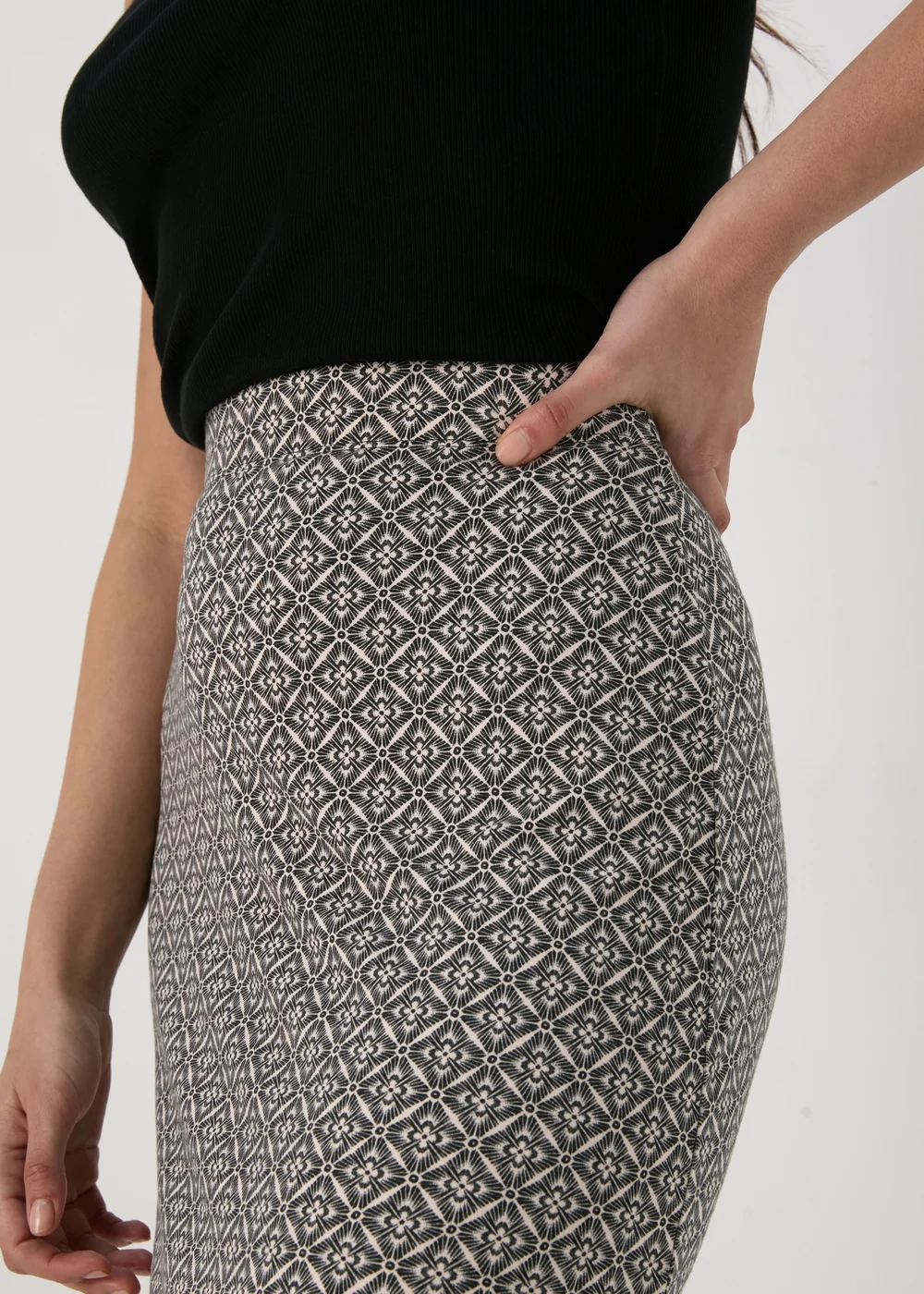 Black Tile Print Jersey Maxi Skirt - 8 Image 3