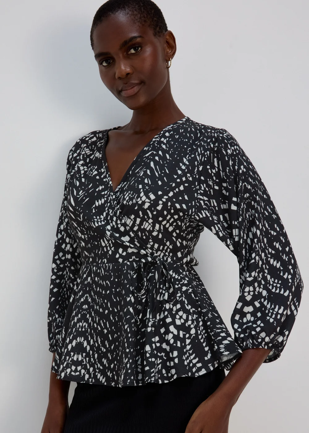 Black Mono Print Mock Wrap Top - Size 8 Image 3