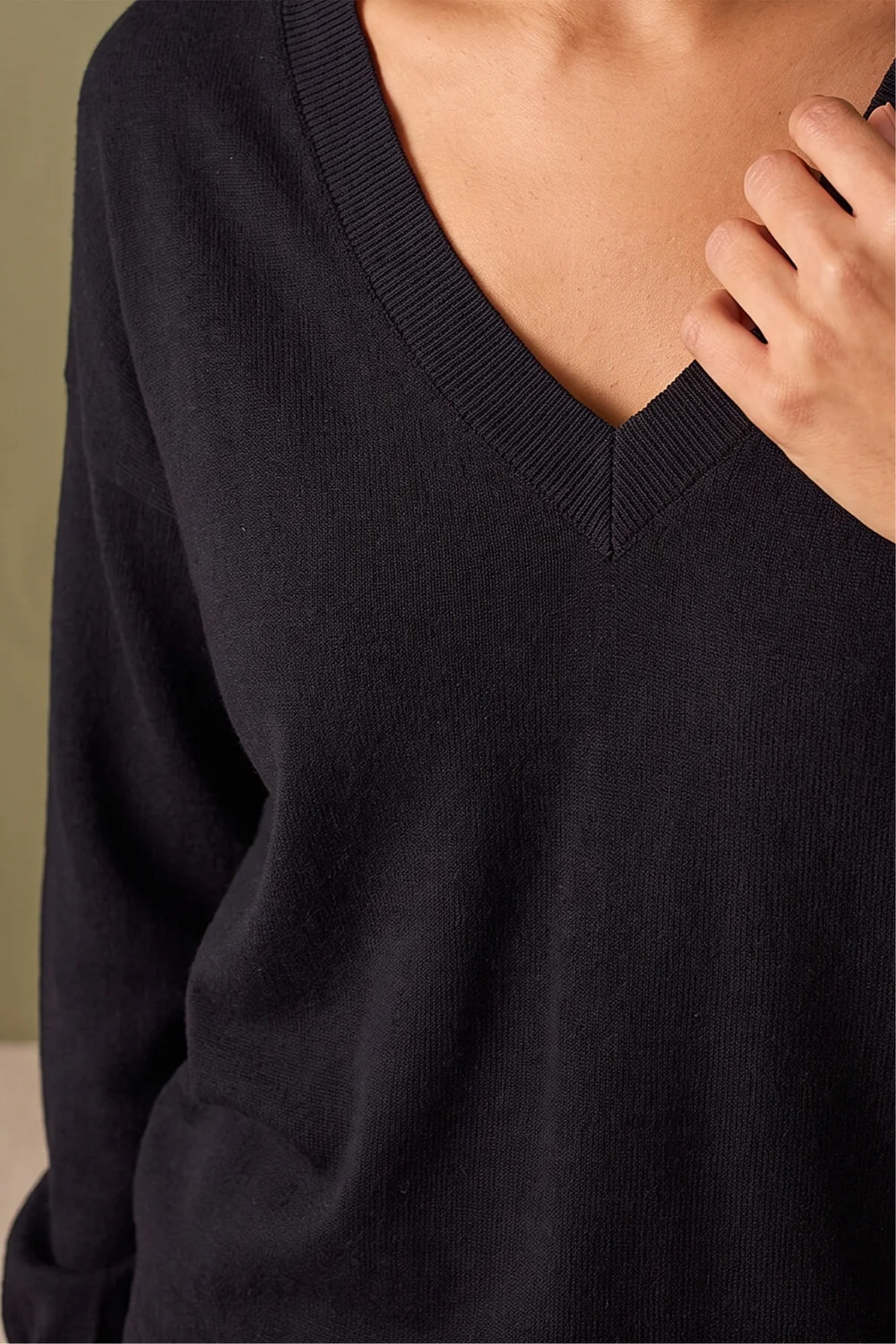 Roman Black Plain Stretch V-Neck Longline Jumper - 14 Image 4