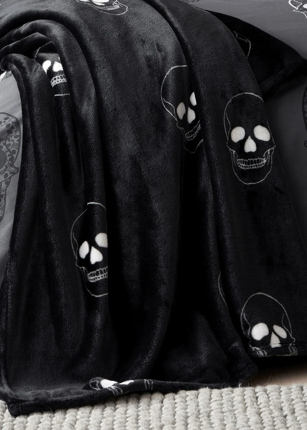 Catherine Lansfield Skulls Cosy Fleece 130x170cm Blanket Throw Grey - One Size Image 4