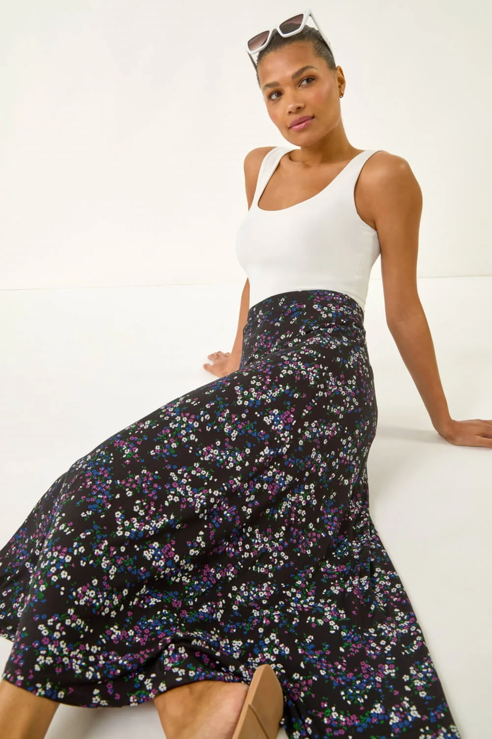 Roman Black Ditsy Floral Stretch Elastic Waist Midi Skirt - Size 6 Image 2