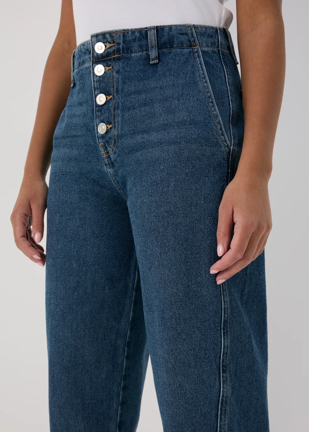 Mid Wash Barrel Leg Mom Jeans - 8 Image 3