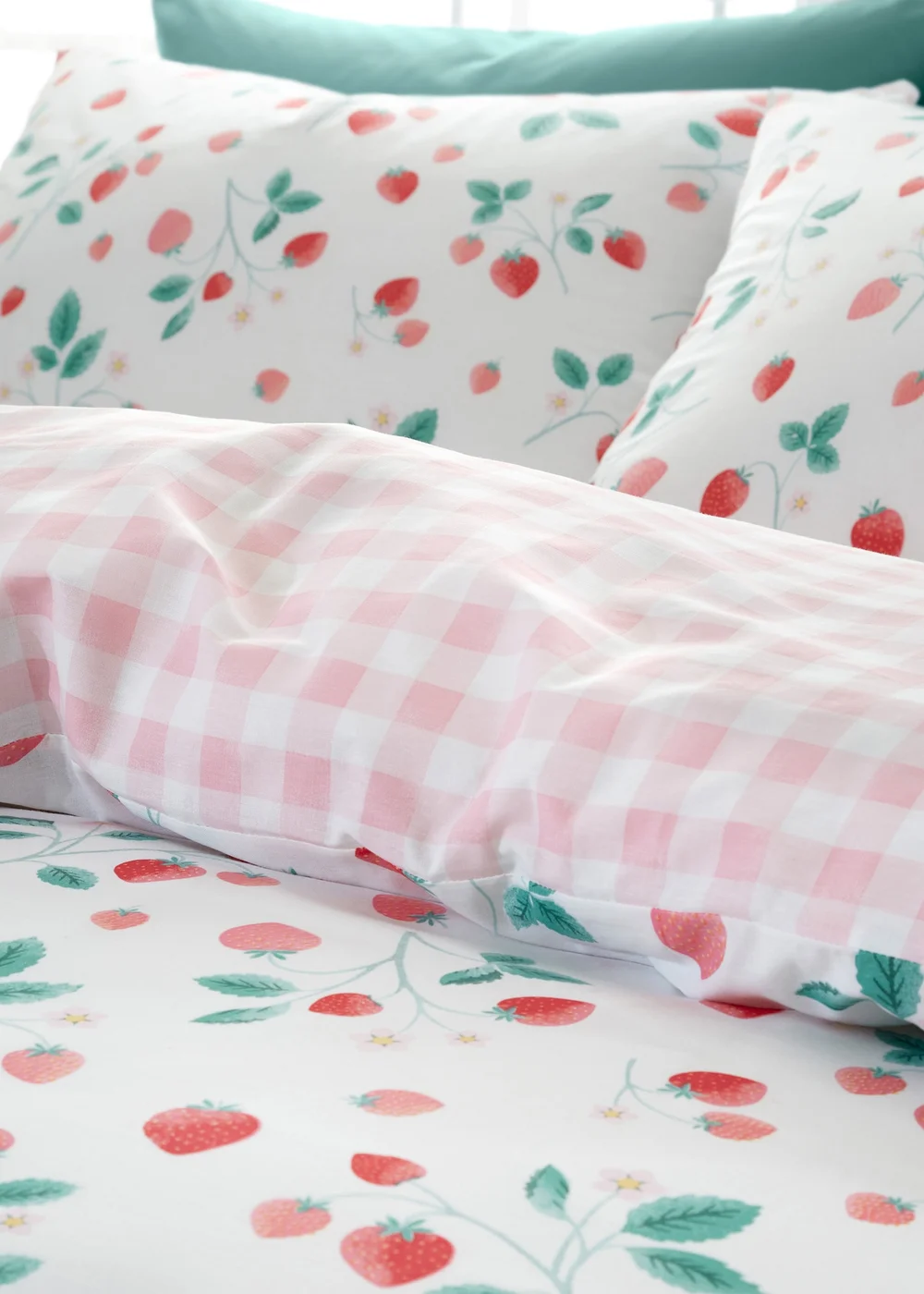 Catherine Lansfield Strawberry Garden Reversible Duvet Cover Set - Single Image 4