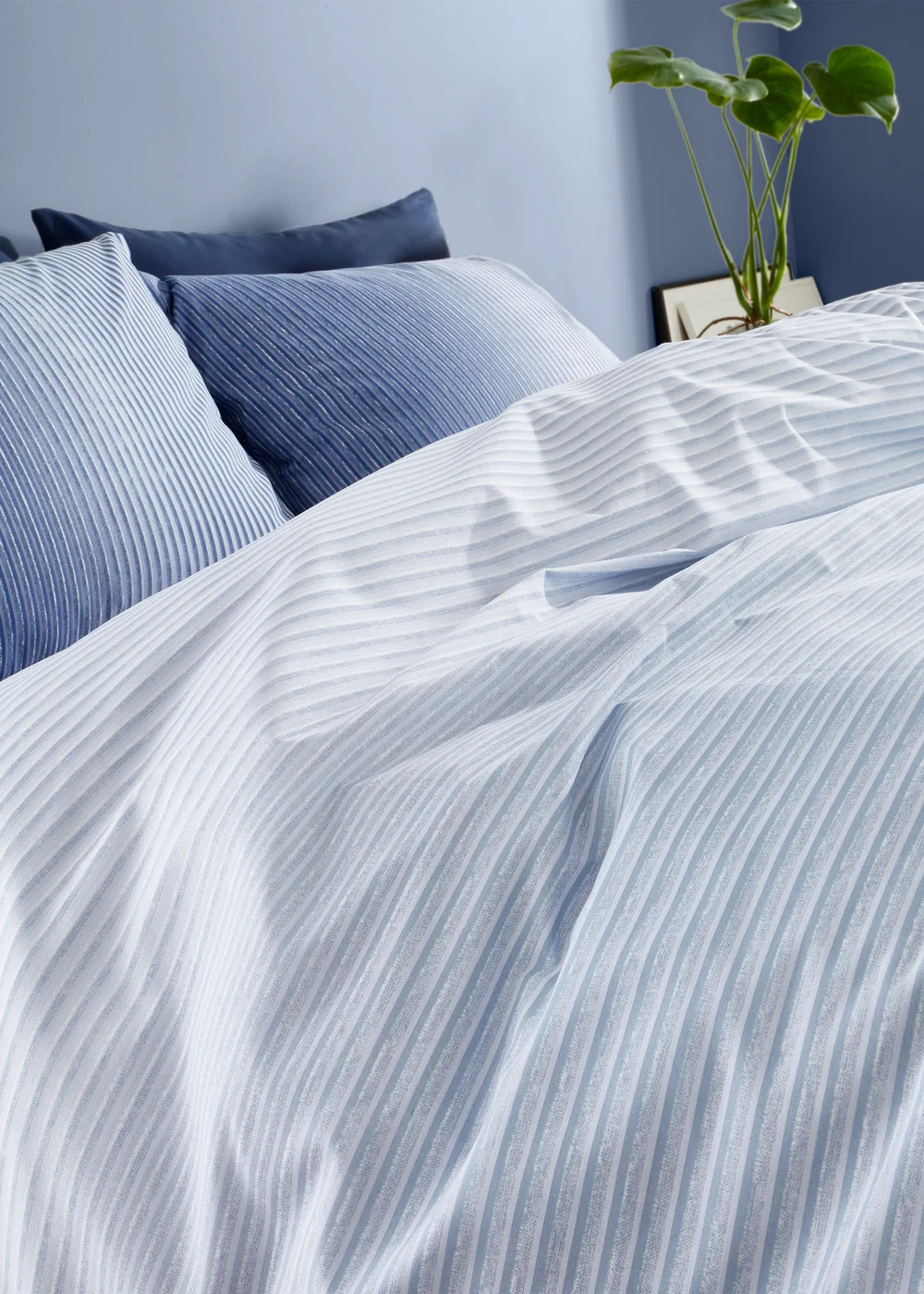 Catherine Lansfield Graded Stripe Reversible Duvet Cover Set - Single Image 3