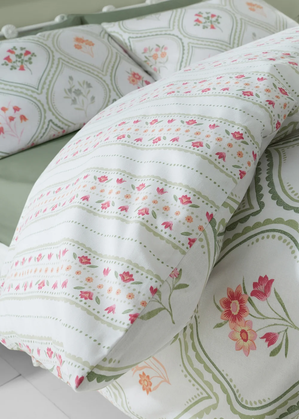 Catherine Lansfield Cameo Floral Reversible Duvet Cover Set - Single Image 4